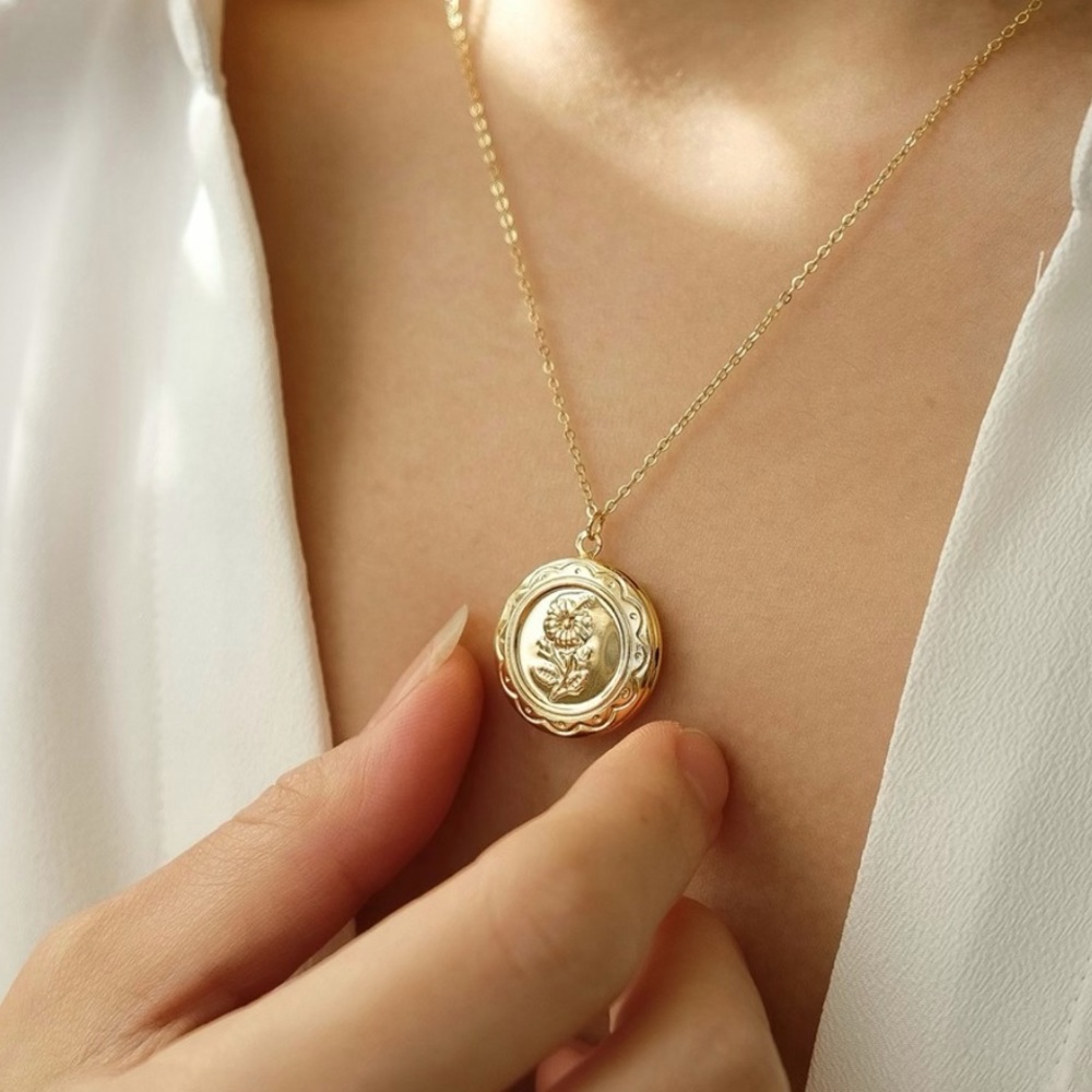 Flora Locket Necklace | Gold Plated Stainless Steel